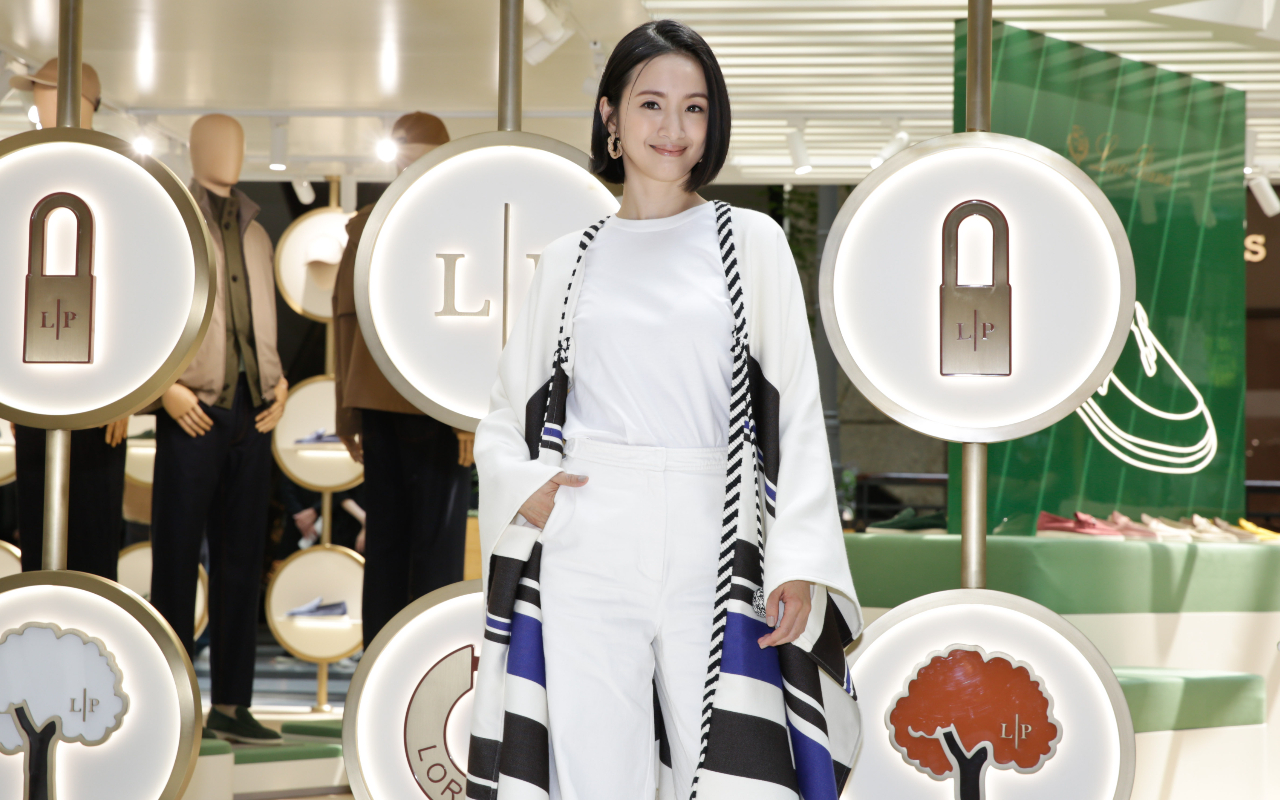 林依晨一頭清新短髮，讓她看起來像個大學生。