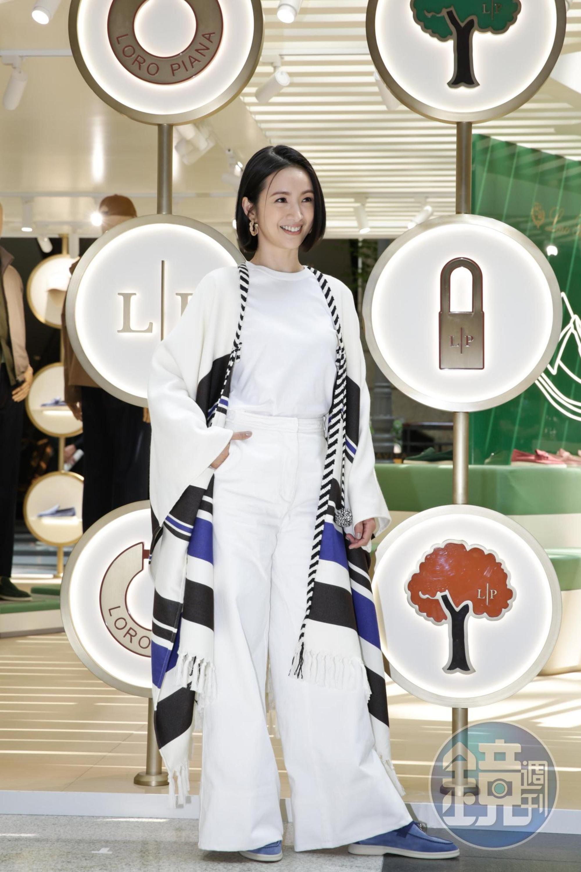 林依晨身披Loro Piana黑藍色塊編織斗篷，現身期間限定店開幕。