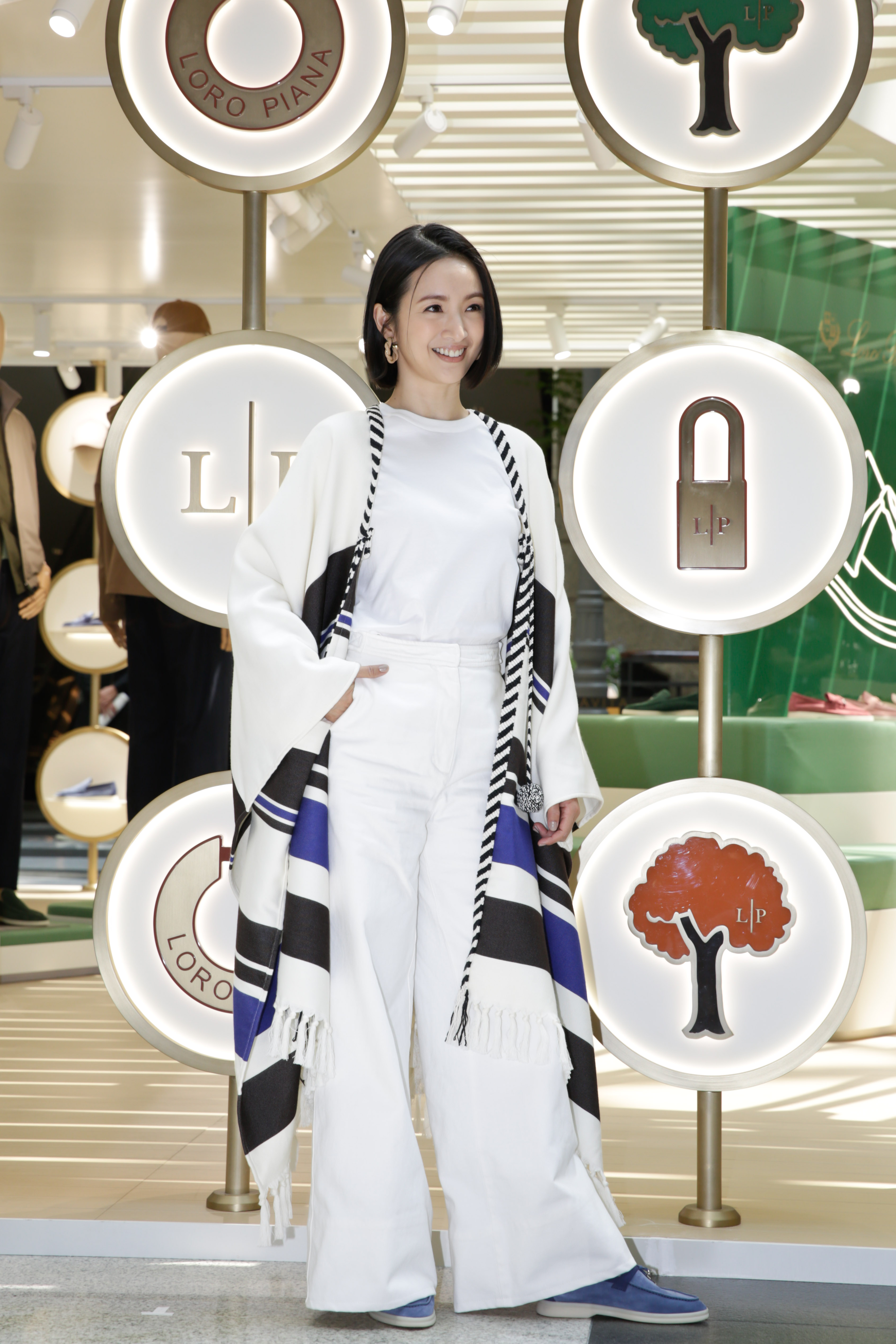林依晨身披Loro Piana黑藍色塊編織斗篷，現身期間限定店開幕。