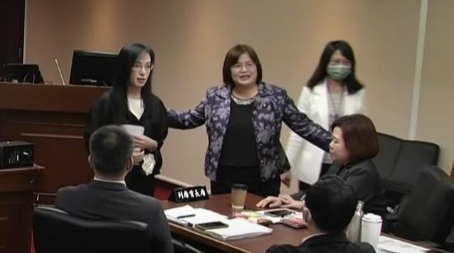 許銘春回到座位上難過落淚，引起現場其他人上前關心。（翻攝自國會頻道YT頻道）
