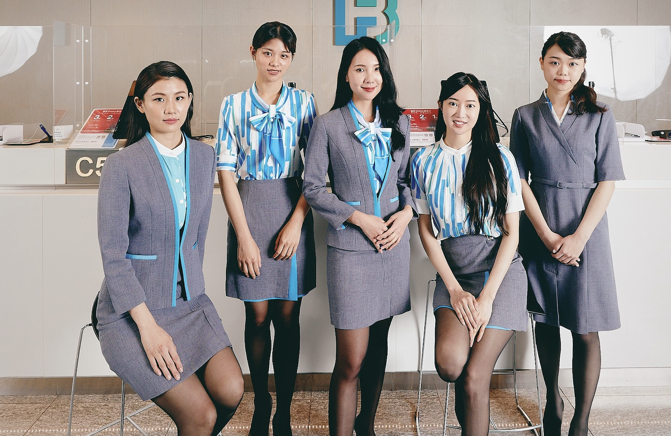 台北富邦銀行特別邀請國際時尚設計師JUST IN XX周裕穎打造嶄新行員制服，除此之外，在順利合併日盛銀行後，全台分行也將展開一系列服務升級行動。(台北富邦銀行提供)