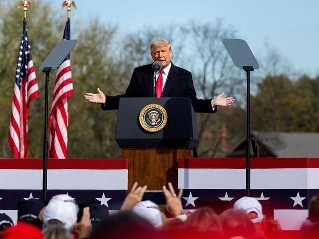 美國前總統川普先前遭到刑事指控出庭，近日首度接受媒體訪問，強調2024總統大選絕對選到底。（翻攝自川普IG）