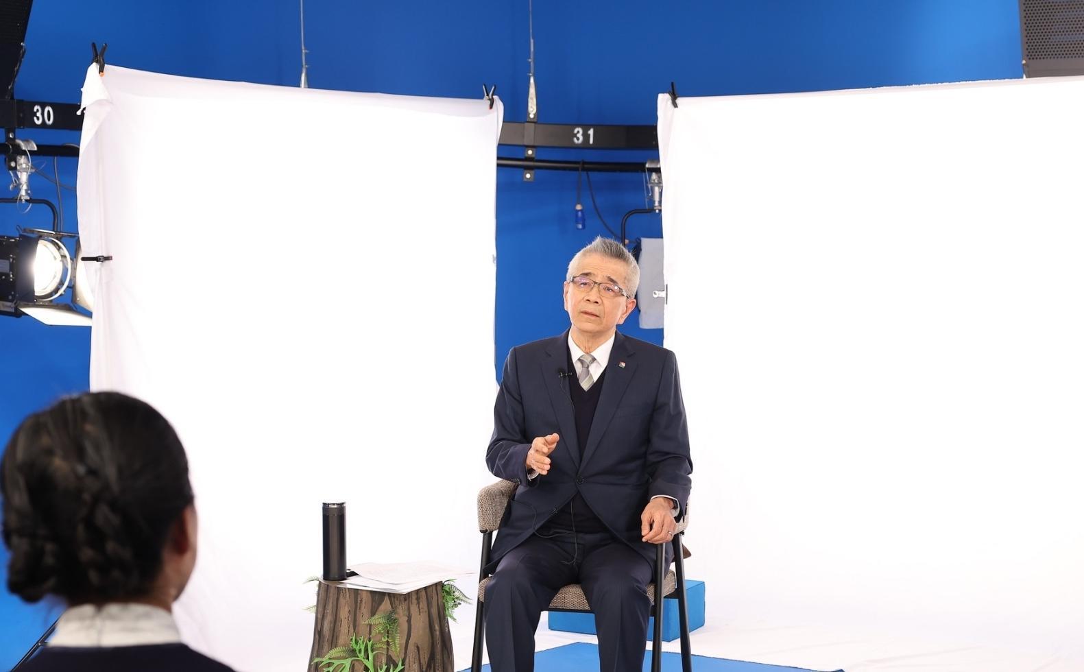 信義房屋創辦人周俊吉日前受邀至大愛台仁心慧語節目，分享信義房屋與居民共創永續好生活的理念。（信義房屋提供）