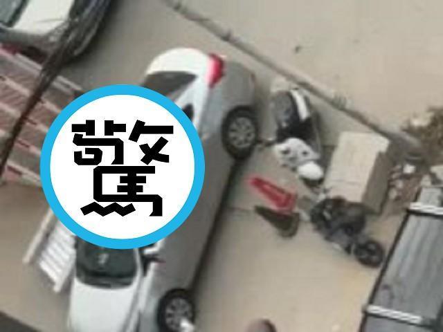 路邊活春宮還不夠,當眾爬車頂車震!鄉民近看驚喊「魯蛇中的高手」。(翻自《黑料不打烊》)