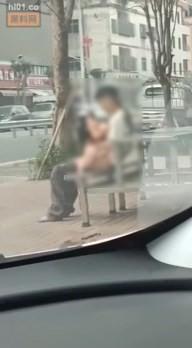 男子路邊緊抱裸女,其實是一隻性愛娃娃。(翻自《黑料不打烊》)