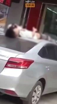 男子玩法多樣,讓不少網友驚呼連連。(翻自《黑料不打烊》)