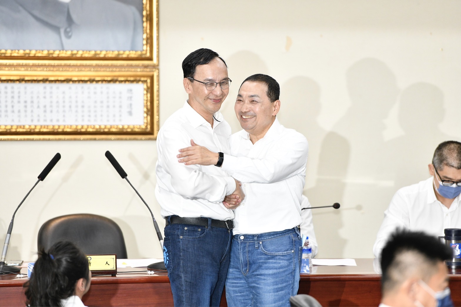 國民黨主席朱立倫與新北市長侯友宜昨在中常會上合體，但對2024總統大選徵召事宜遲未鬆口。