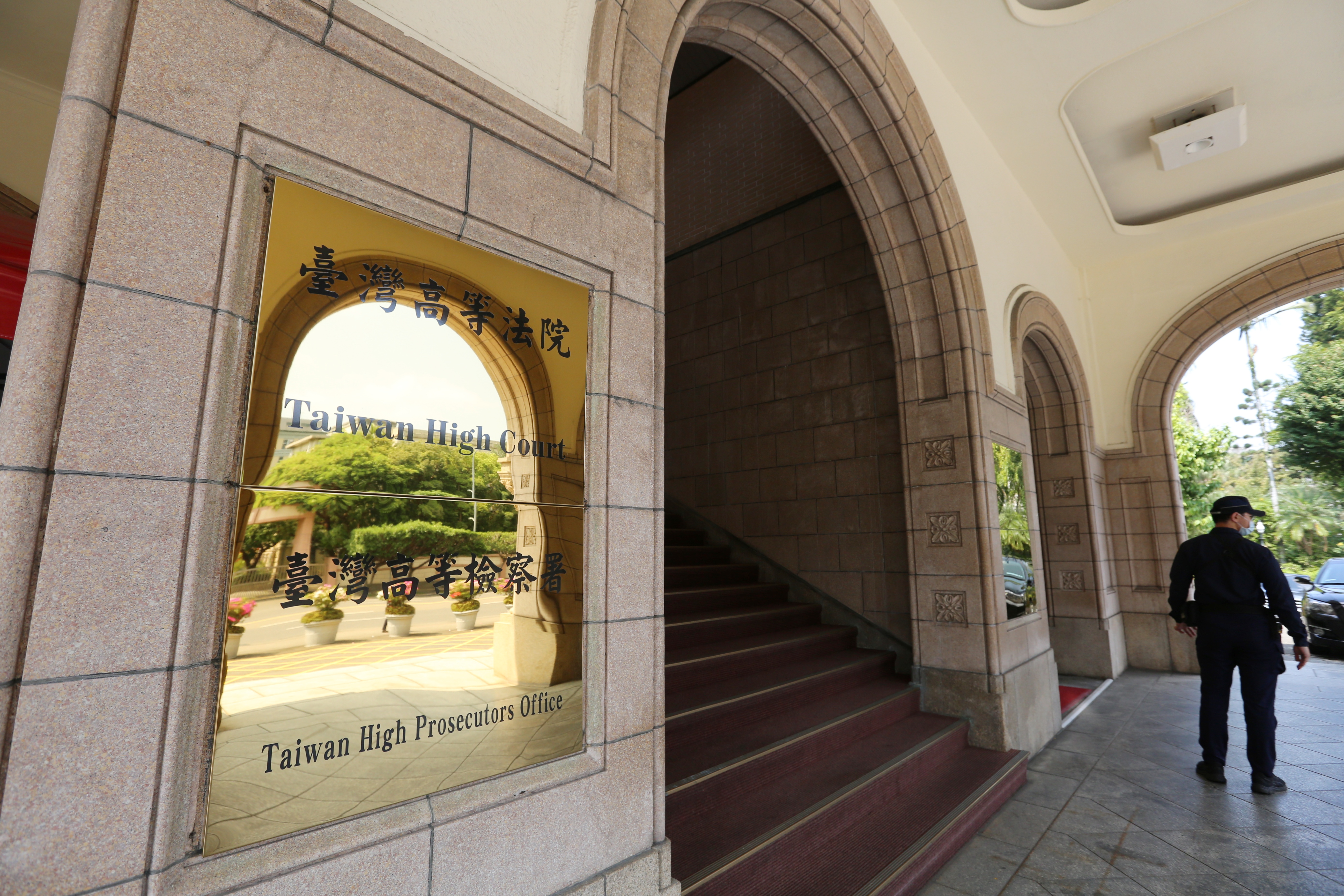 知名餐飲集團高層遭爆職場性騷擾一案，高檢署認定「被告犯罪嫌疑不足」，駁回再議，全案不起訴確定。圖為高檢署。（本刊資料照）