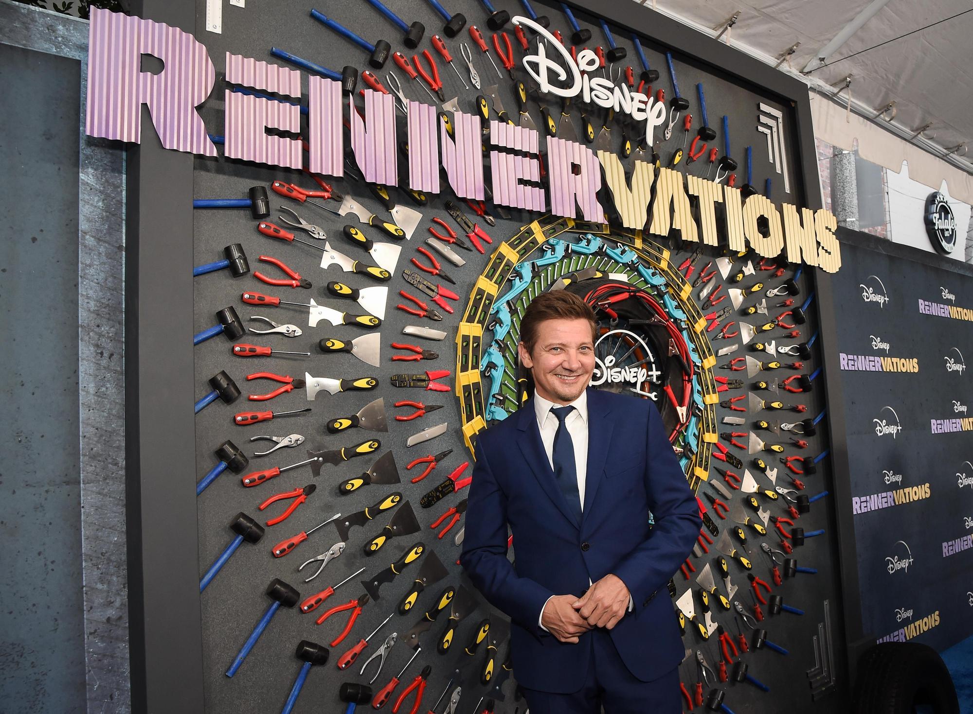 傑瑞米雷納雖然靠拐杖走上紅毯,但拍照時可以不用拿拐杖。(Disney+提供)
