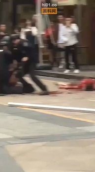 小王被綠帽夫當街砍死,警方獲報後趕來處理。(翻自微博)
