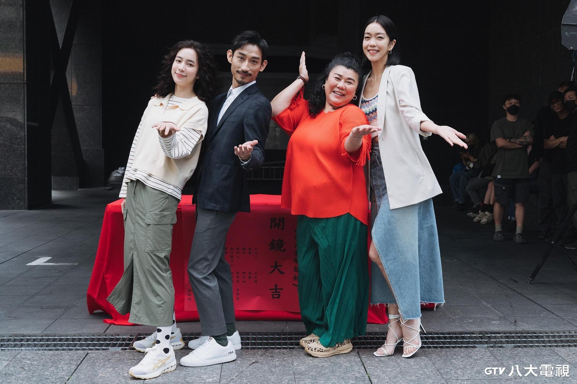 温貞菱、陳竹昇、林美秀、李霈瑜飾演一家人。（八大提供）