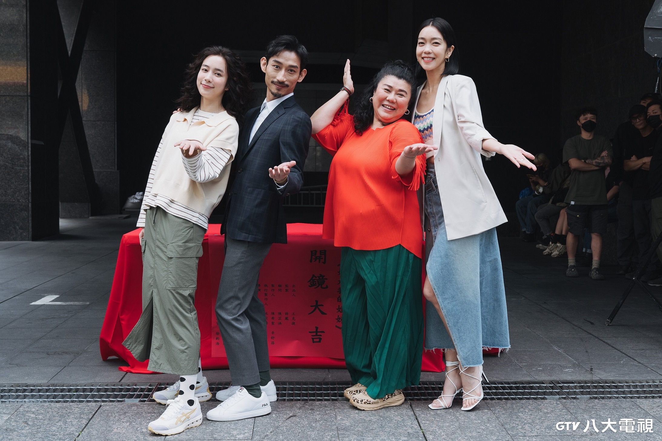 温貞菱、陳竹昇、林美秀、李霈瑜飾演一家人。（八大提供）