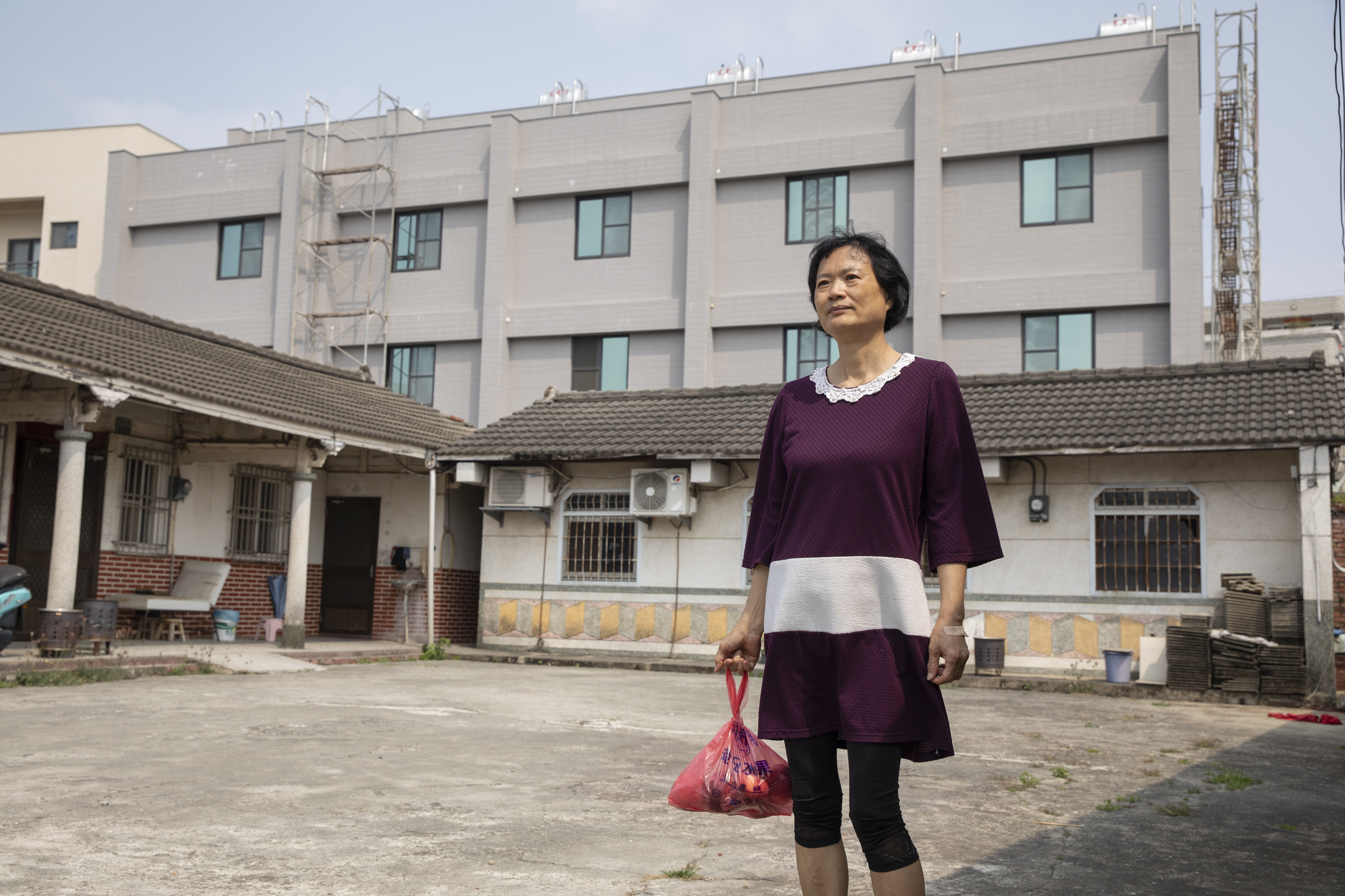 王淑姿在自家三合院就能看到新房子，如今卻住不進去，口袋掏出去的錢換來一場空。