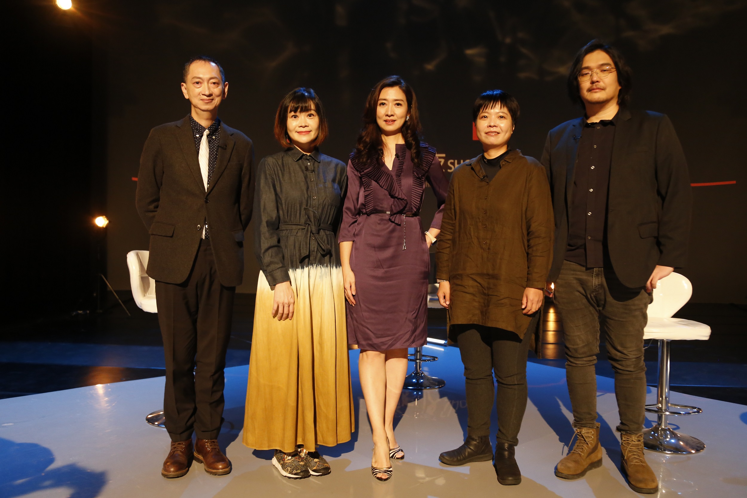 本週五《公視主題之夜SHOW》播出紀錄片《不能說的童年》,映後論壇邀請法鼓文理學院佛教系主任鄧偉仁(左起)、輔大宗教系助理教授陳玫妏、精神科醫師鄧惠文、作家索非亞、獨立出版作家瑪夏,探討宗教信仰相關議題。(公視提供)