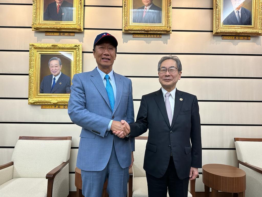 郭台銘與日本經濟團體連合會副會長久保田政一會面。(翻攝郭台銘臉書)