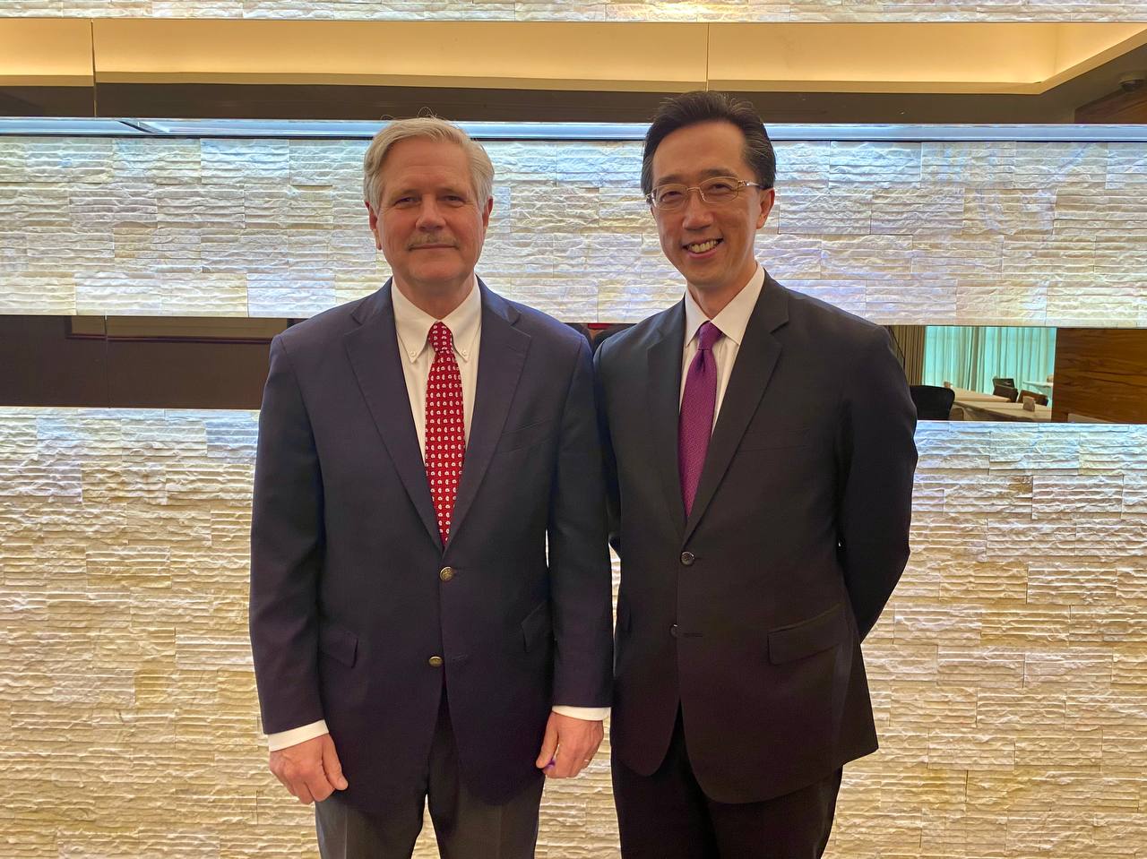 北美司司長徐佑典（右）歡迎聯邦參議員何文訪台。（外交部提供）