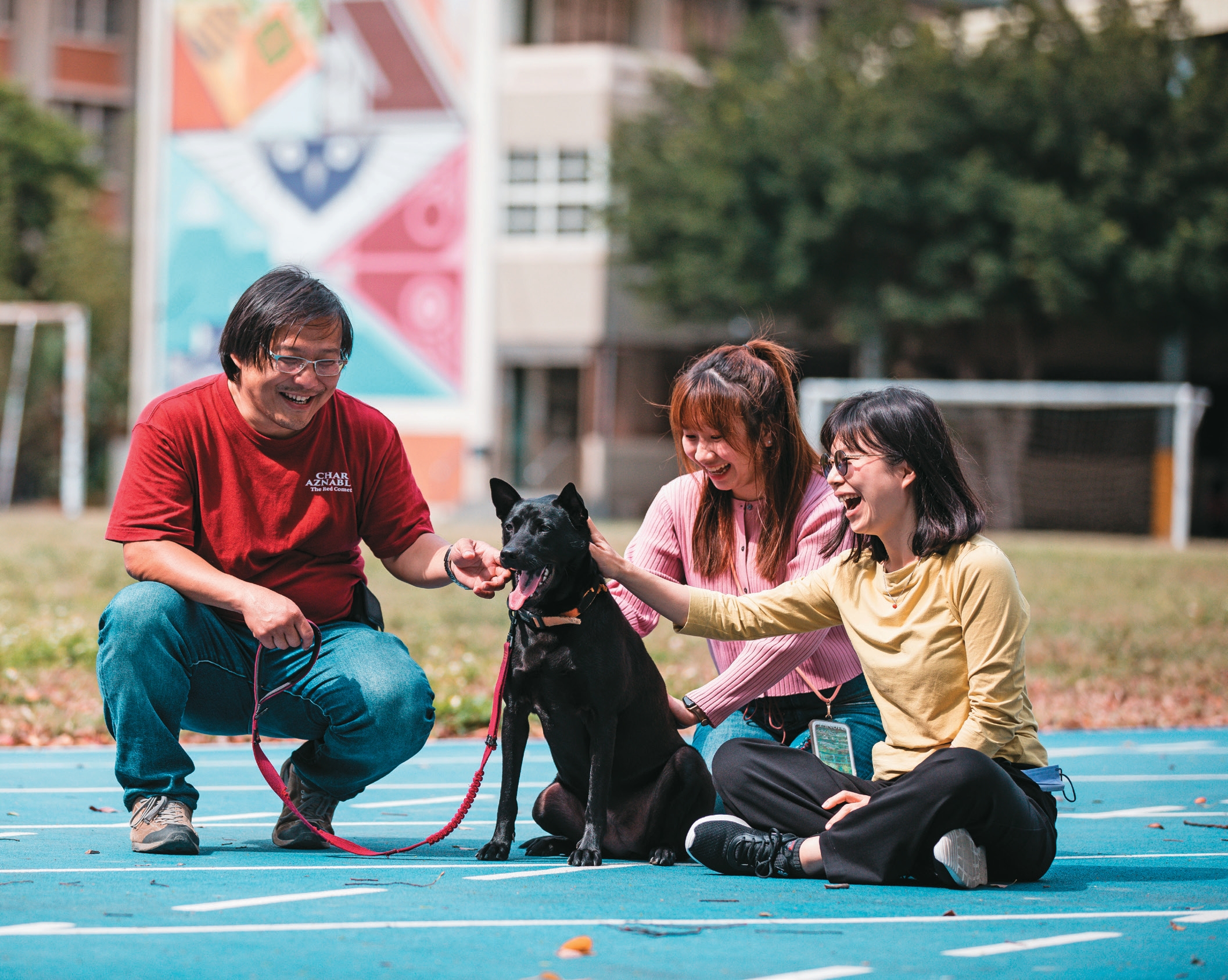 活躍於台北市立蘭雅國中的校犬「黑皮Happy」，犬如其名，是大家的開心果。