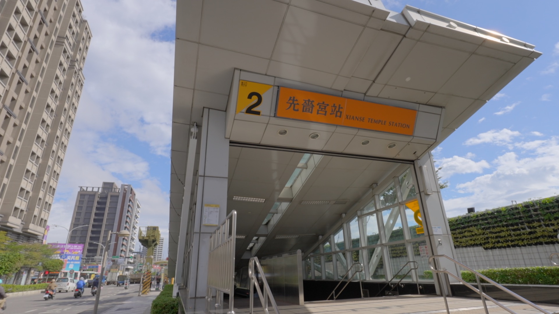 先嗇宮出口即到都廳大院，可輕鬆串聯六條捷運。
