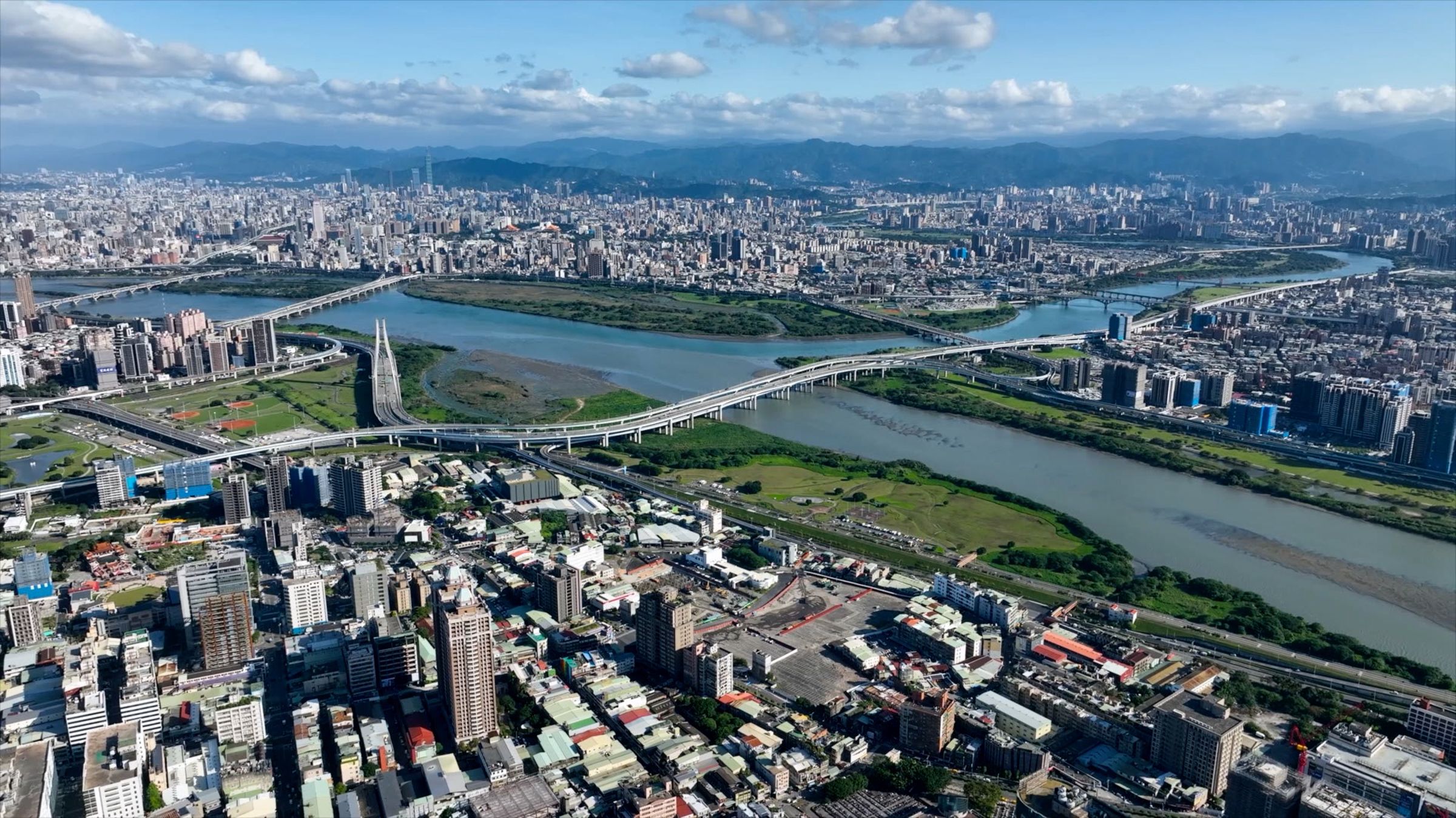 陳先生歸納出買房不敗金律,就是跟著市政府與水岸景觀買,兼顧地段發展與生活機能。