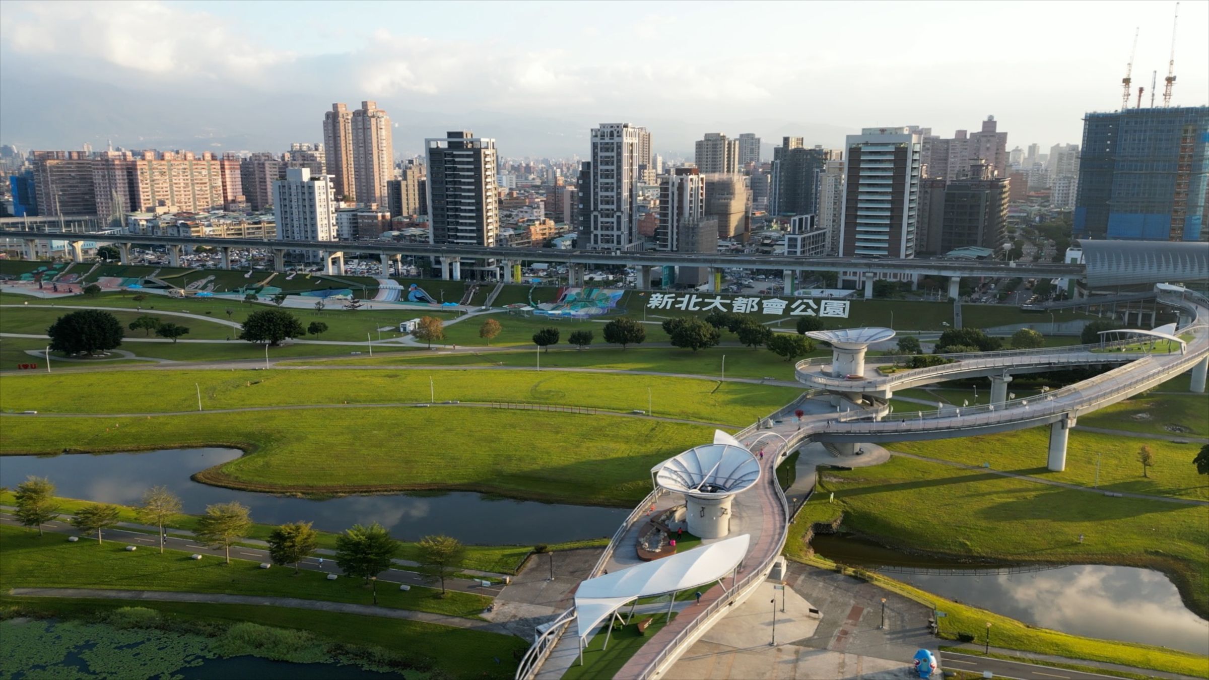 都廳大院不僅位處繁榮地段,也鄰近新北大都會公園。