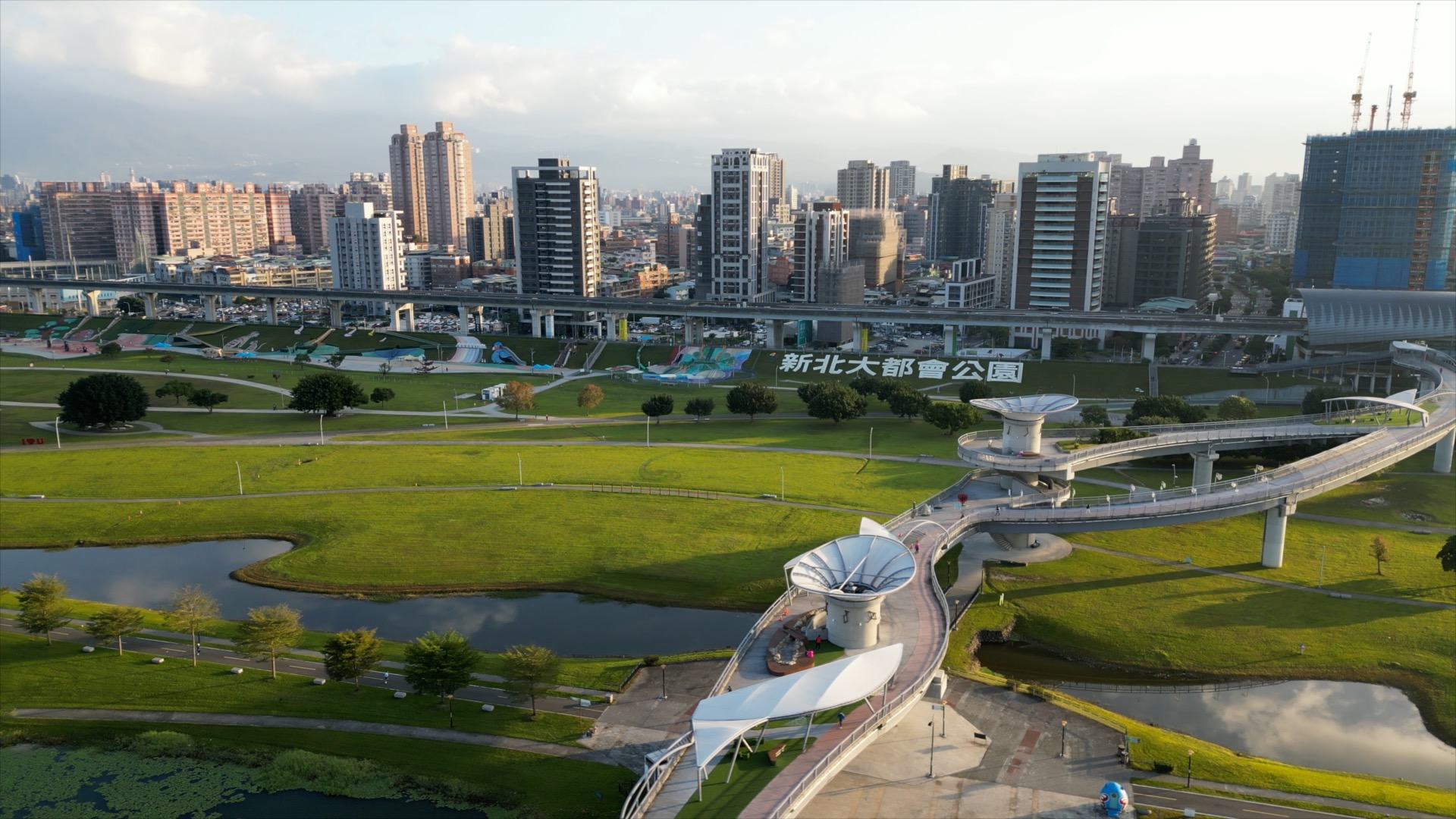 都廳大院不僅位處繁榮地段，也鄰近新北大都會公園。