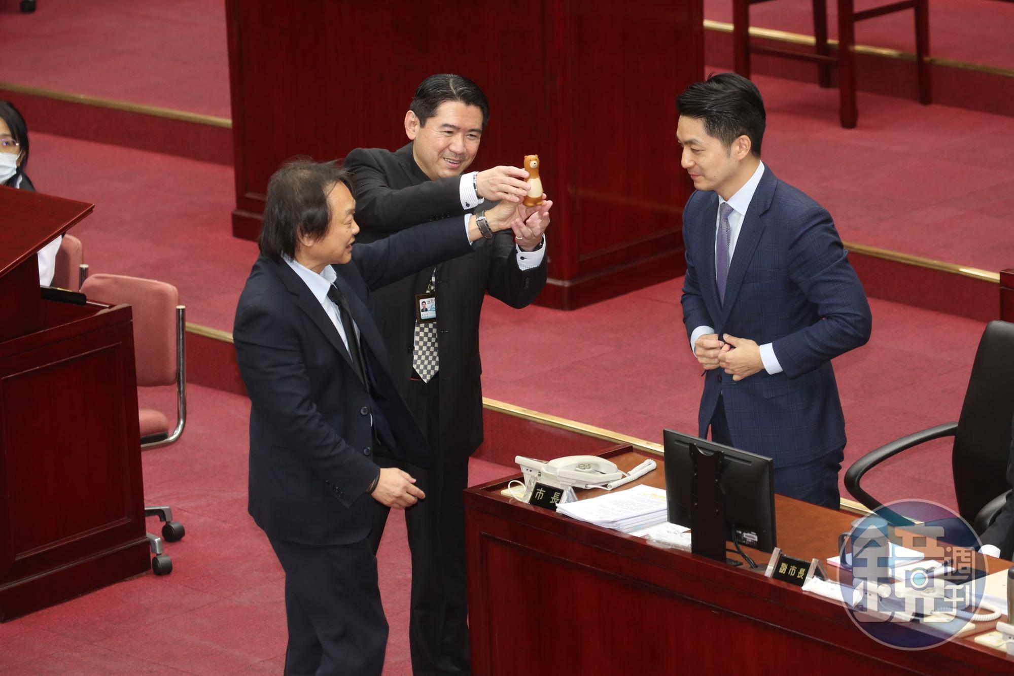 王世堅(左)不改送禮習慣,今贈送第一次備質詢的台北市長蔣萬安(右)一組螺絲起子。