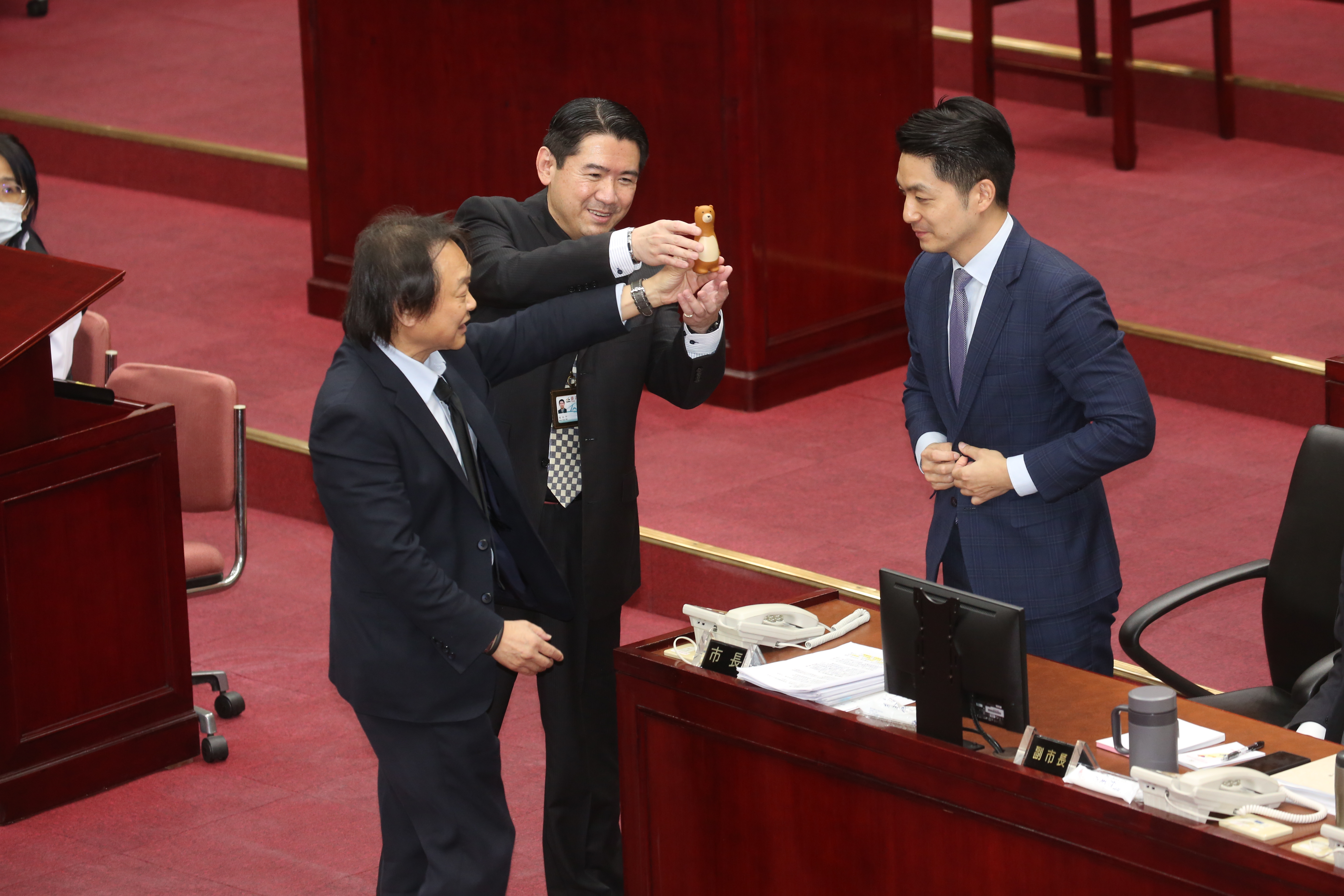 王世堅（左）不改送禮習慣，今贈送第一次備質詢的台北市長蔣萬安（右）一組螺絲起子。