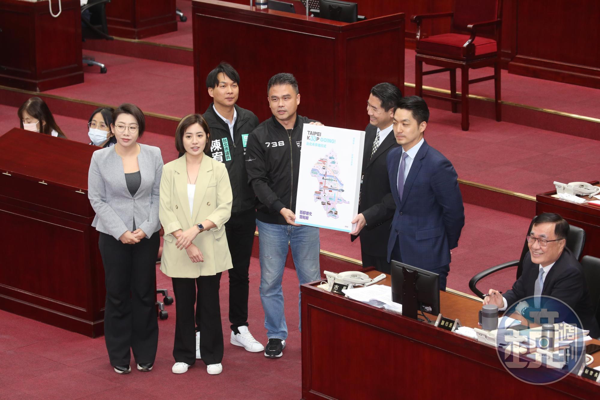 民眾黨團致贈蔣萬安前副市長黃珊珊的施政白皮書,並稱「你加這本就是無限」。