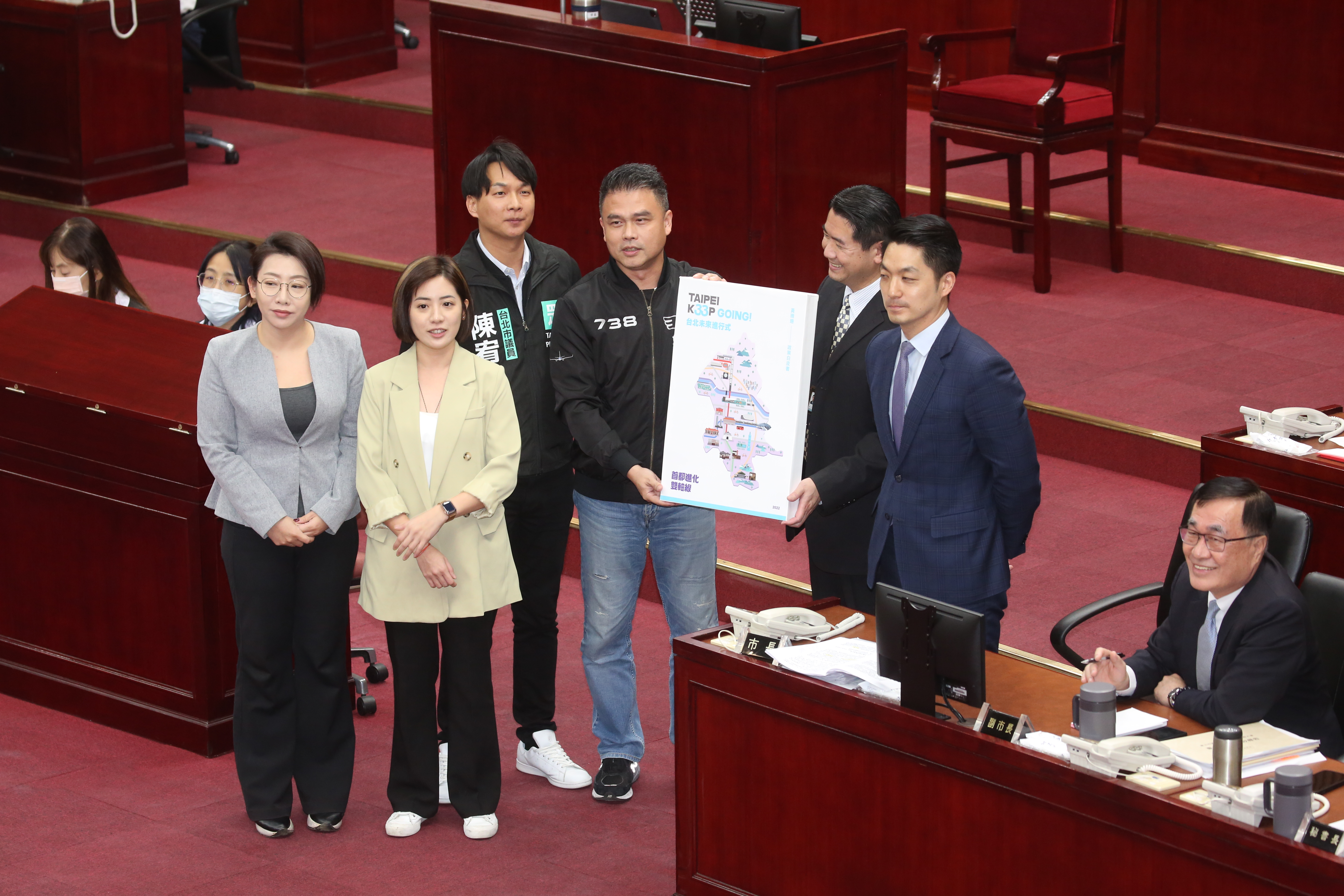 民眾黨團致贈蔣萬安前副市長黃珊珊的施政白皮書，並稱「你加這本就是無限」。