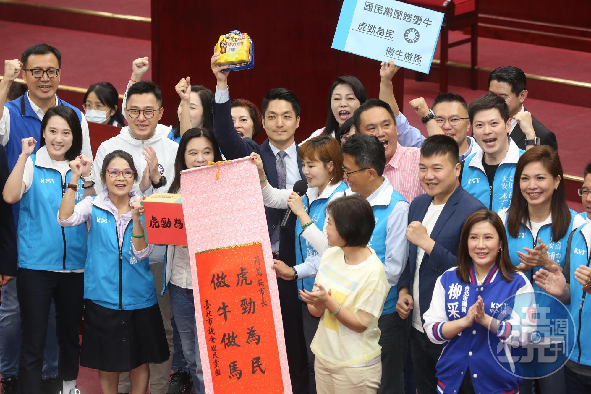 國民黨團贈給蔣萬安蠻牛飲料,希望他「虎勁為民,做牛做馬」。