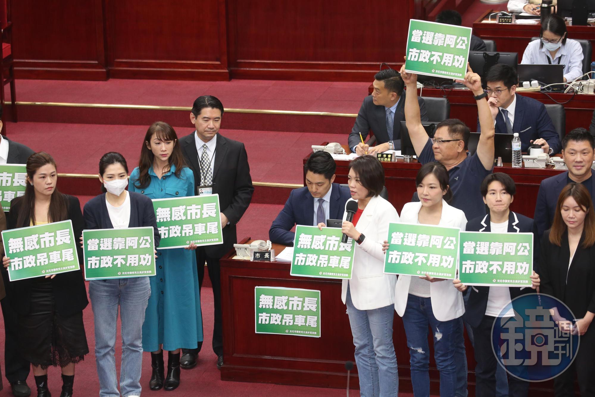 民進黨團在蔣萬安身旁舉牌,批其當選靠阿公、無感市長等。