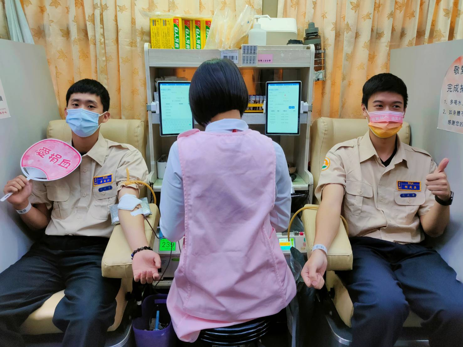 役政署發動役男,捲起袖子熱心捐血。(讀者提供)