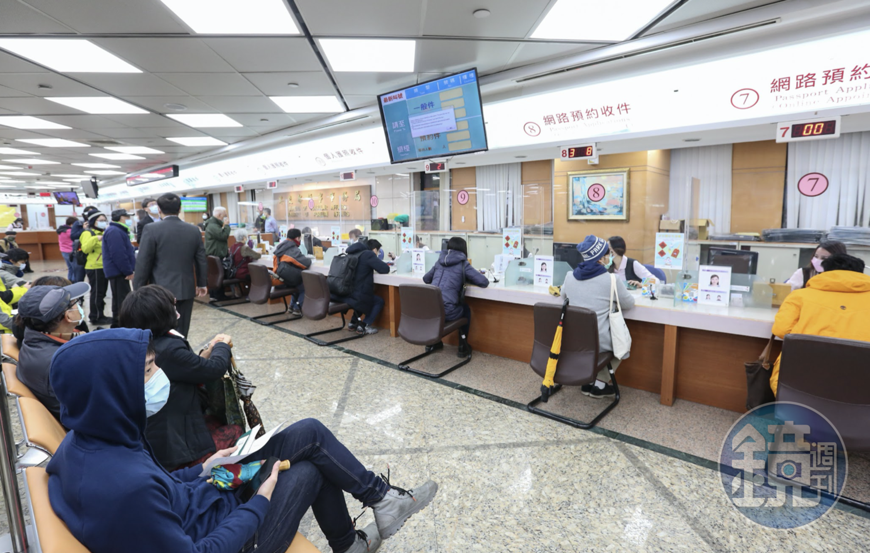新冠肺炎（COVID-19）防疫解封，國人出國旅遊人數直線上升，也造成護照申辦爆量。（資料照）