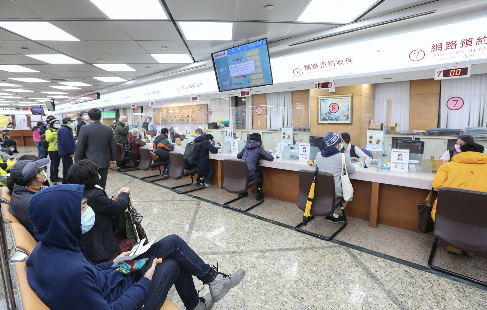 新冠肺炎（COVID-19）防疫解封，國人出國旅遊人數直線上升，也造成護照申辦爆量。（資料照）