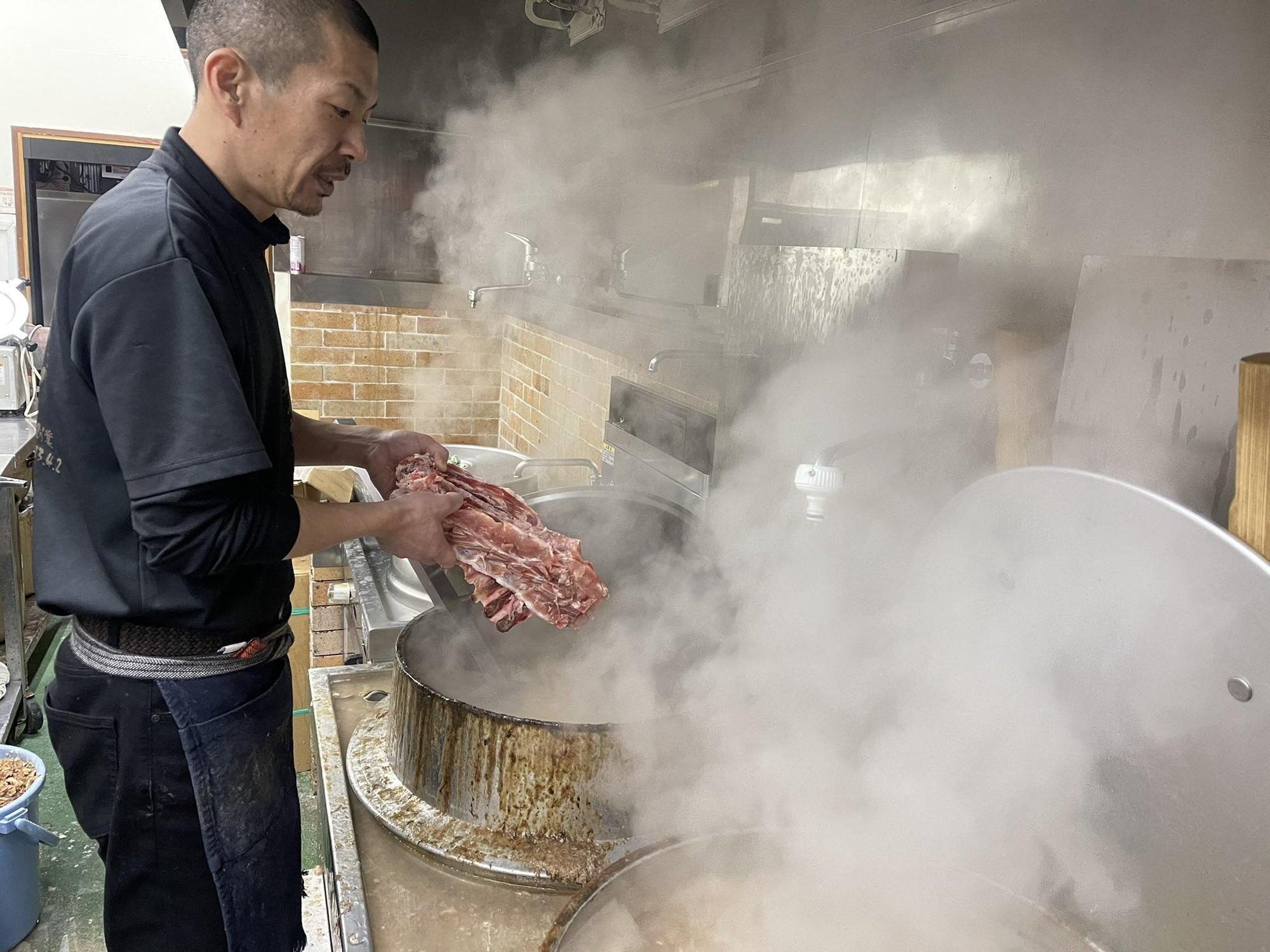 日本福岡縣人氣拉麵店「抓住你的心(あなたの心を鷲掴み)」明令「18歲以下」顧客不得入內消費。(翻攝@anawasi_0607推特)