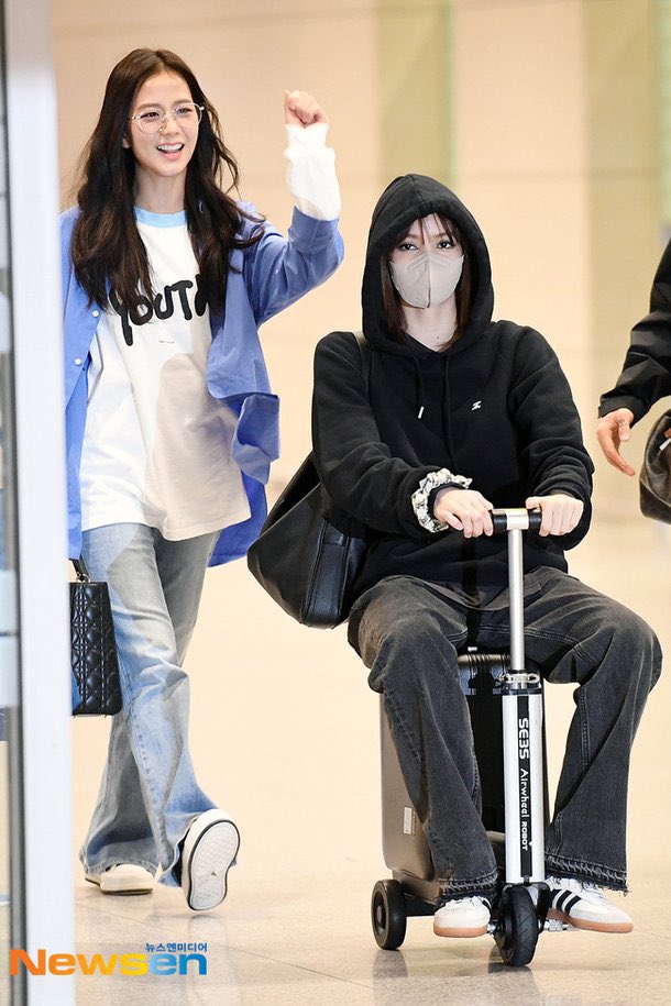 Jisoo（左）本月10日與Lisa一起返回韓國。（翻攝自Newsen）