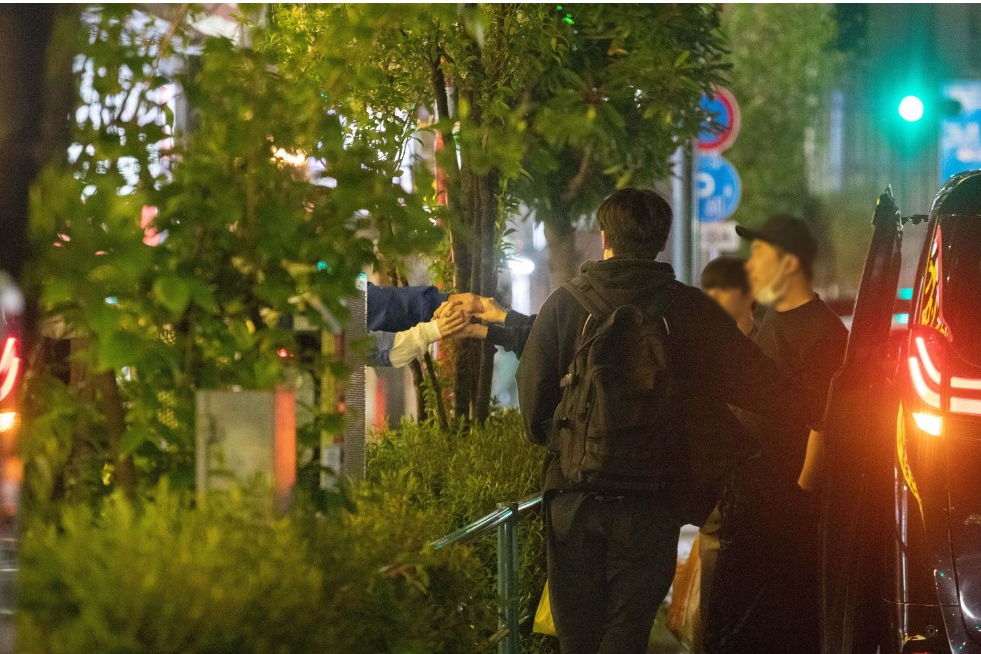 Jisoo與Rosé道別時依依不捨抓著彼此的手。（翻攝自《週刊文春》）