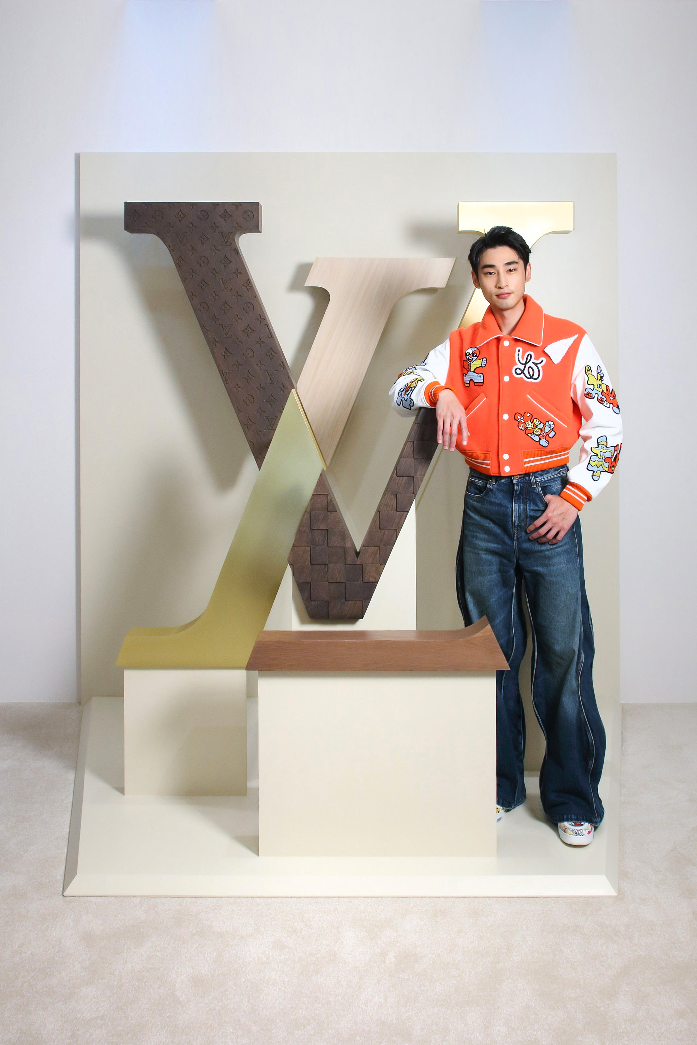 章廣辰表示喜歡自己身上的LV高腰設計褲子,可以讓他顯得腿長。(路易威登提供)