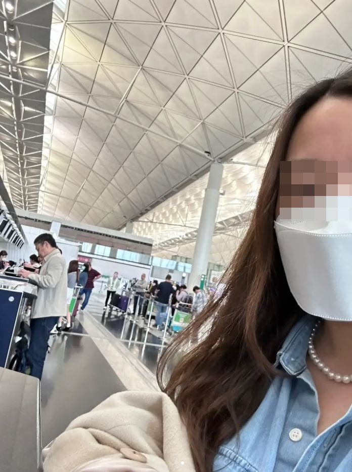 網友拍下梁朝偉辦理登機手續的模樣。（翻攝小紅書）