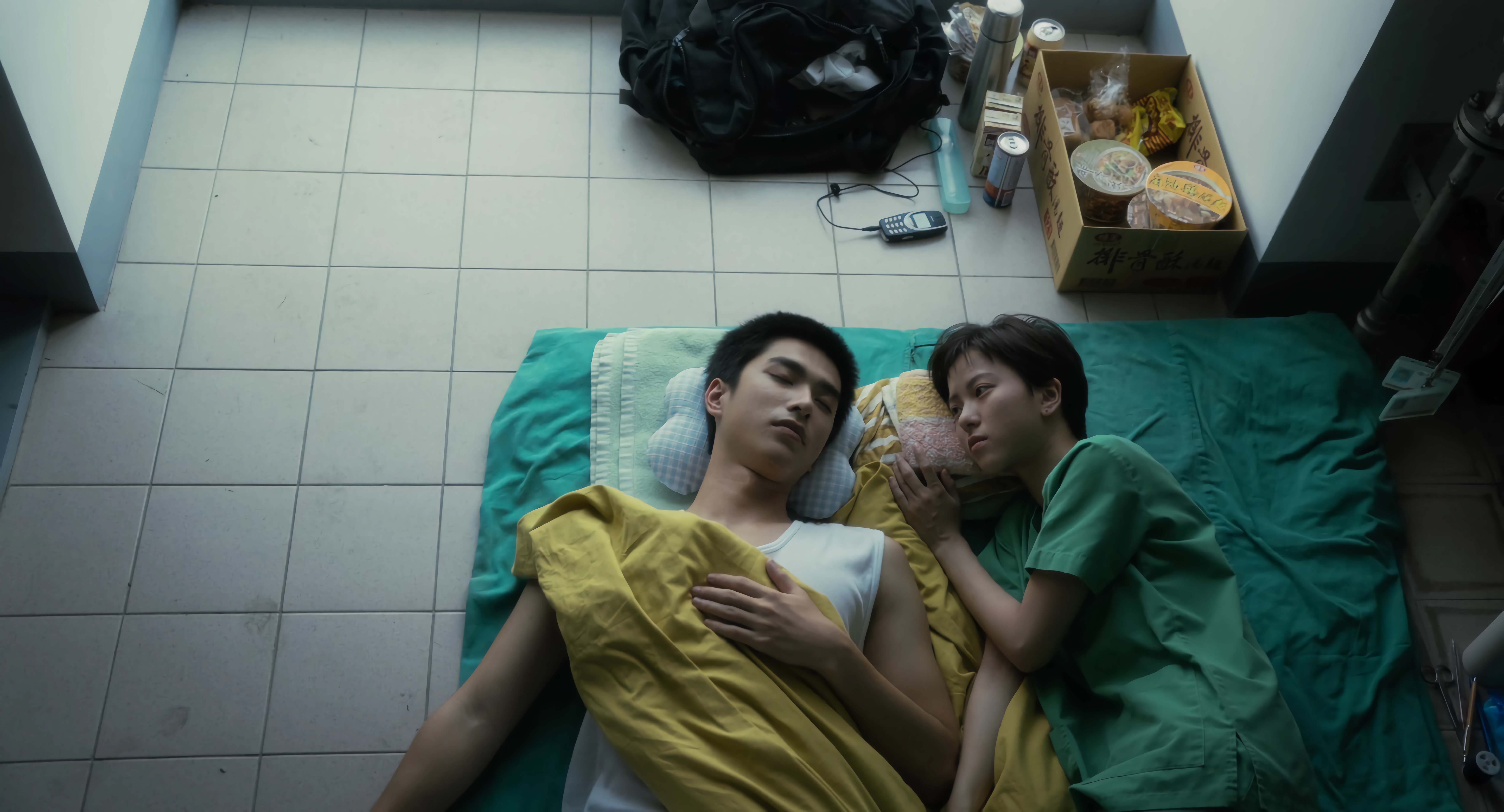 片中兩人因封院被迫只能睡在樓梯間，在病毒威脅下戰戰兢兢求生存。（CATCHPLAY提供）