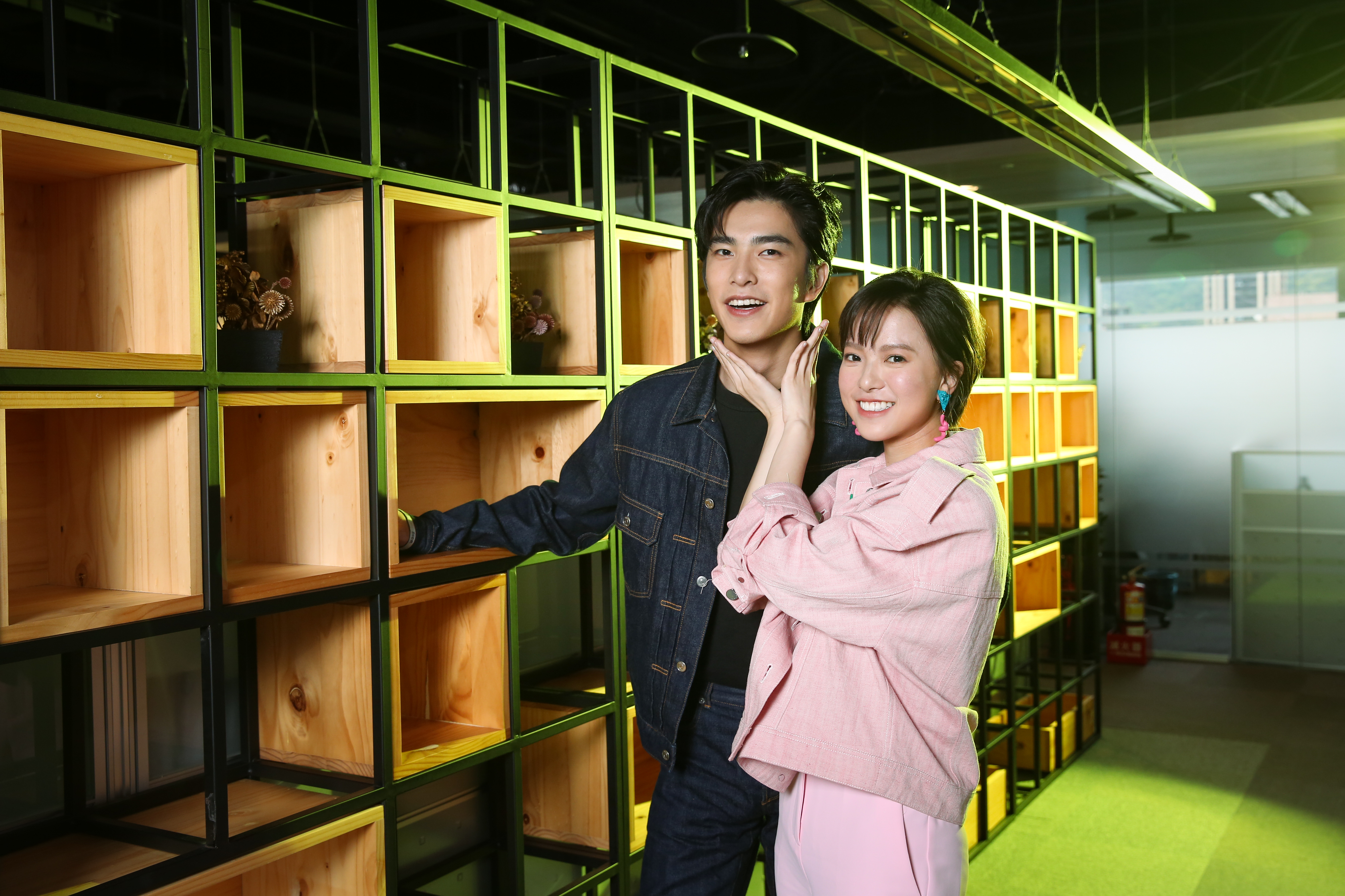 曾敬驊（左）與項婕如（右）歷經《做工的人》配對後，再演《疫起》已經默契十足。