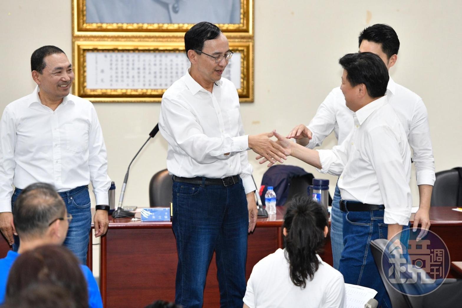 國民黨昨在中常會後宣布提名傅崐萁參選花蓮立委連任,時力狠批藍營反黑金是打假球。