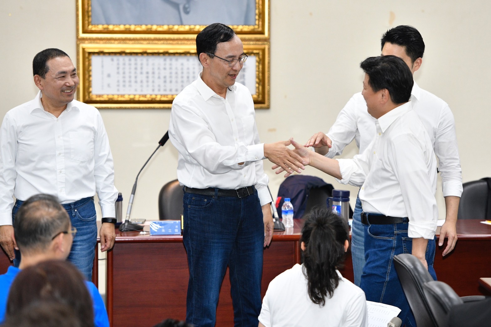 國民黨昨在中常會後宣布提名傅崐萁參選花蓮立委連任，時力狠批藍營反黑金是打假球。