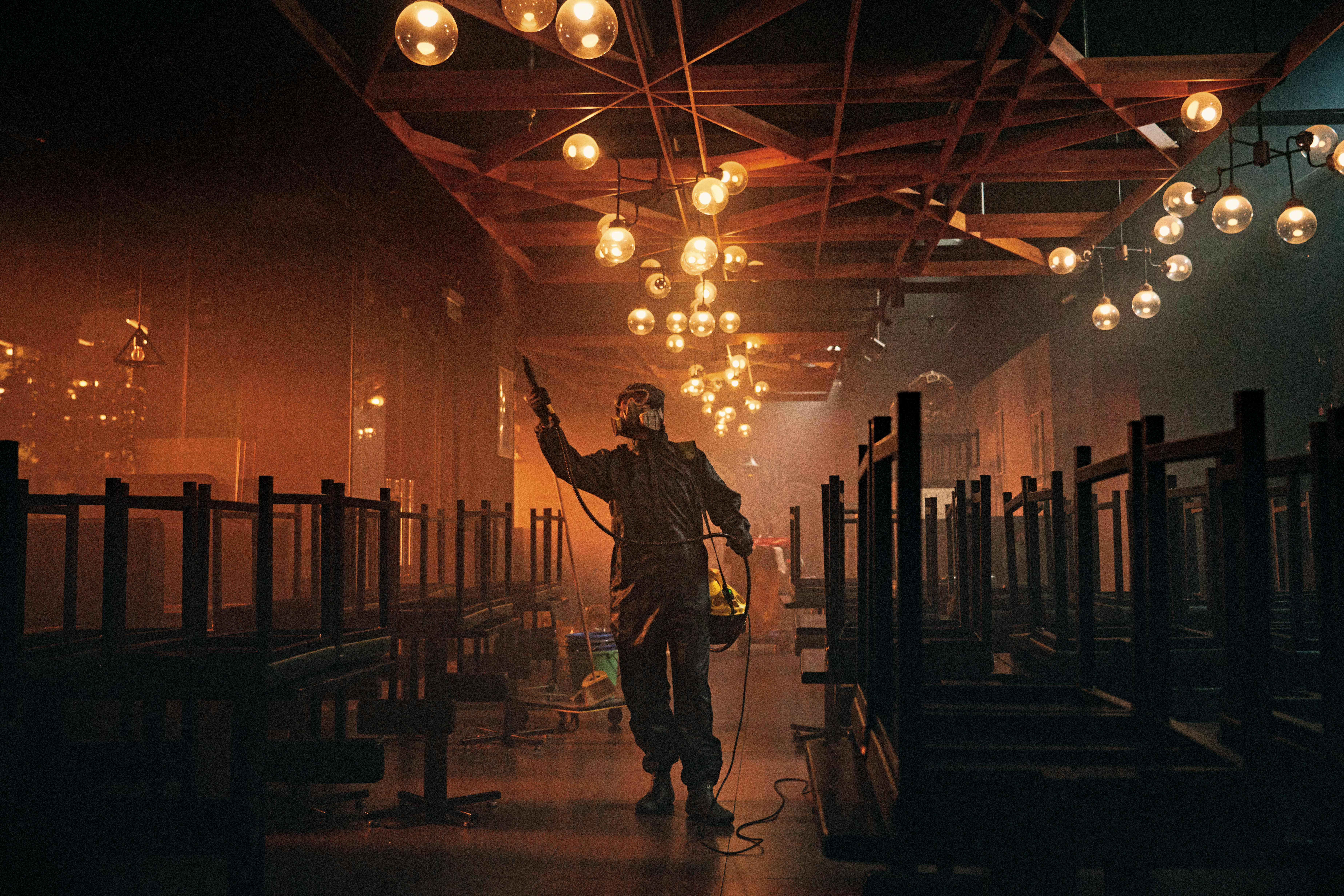 《窄路微塵》以疫情期間的香港為背景,描述清潔公司老闆與帶著女兒的年輕單親媽媽因工作結緣,「一家三口」在夾縫中求生存。(佳映娛樂提供)