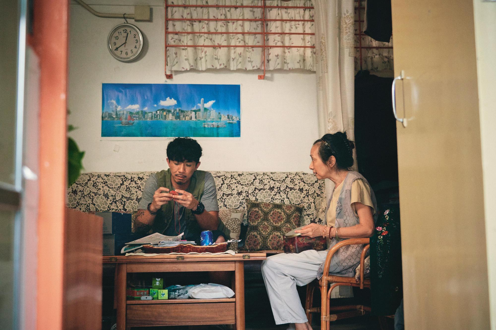 受到疫情影響，「窄哥」張繼聰（左）與媽媽的居所也大費周章才找到適合的場景。（佳映娛樂提供）