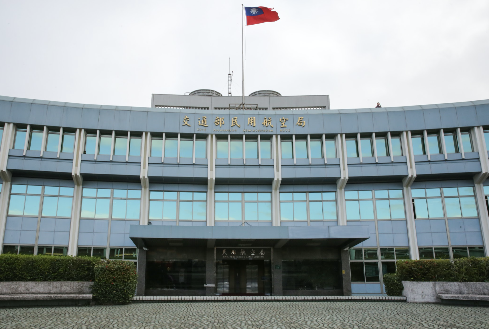 民航局及航港局將於13日晚間9時發布飛航公告及航船布告週知海空運業者，避開禁航區域。（資料照）