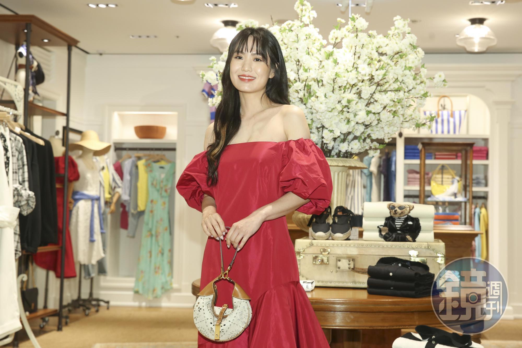孫盛希原本擔心自己無法駕馭一整身的莓果色,沒想到穿上之後很有修身效果。