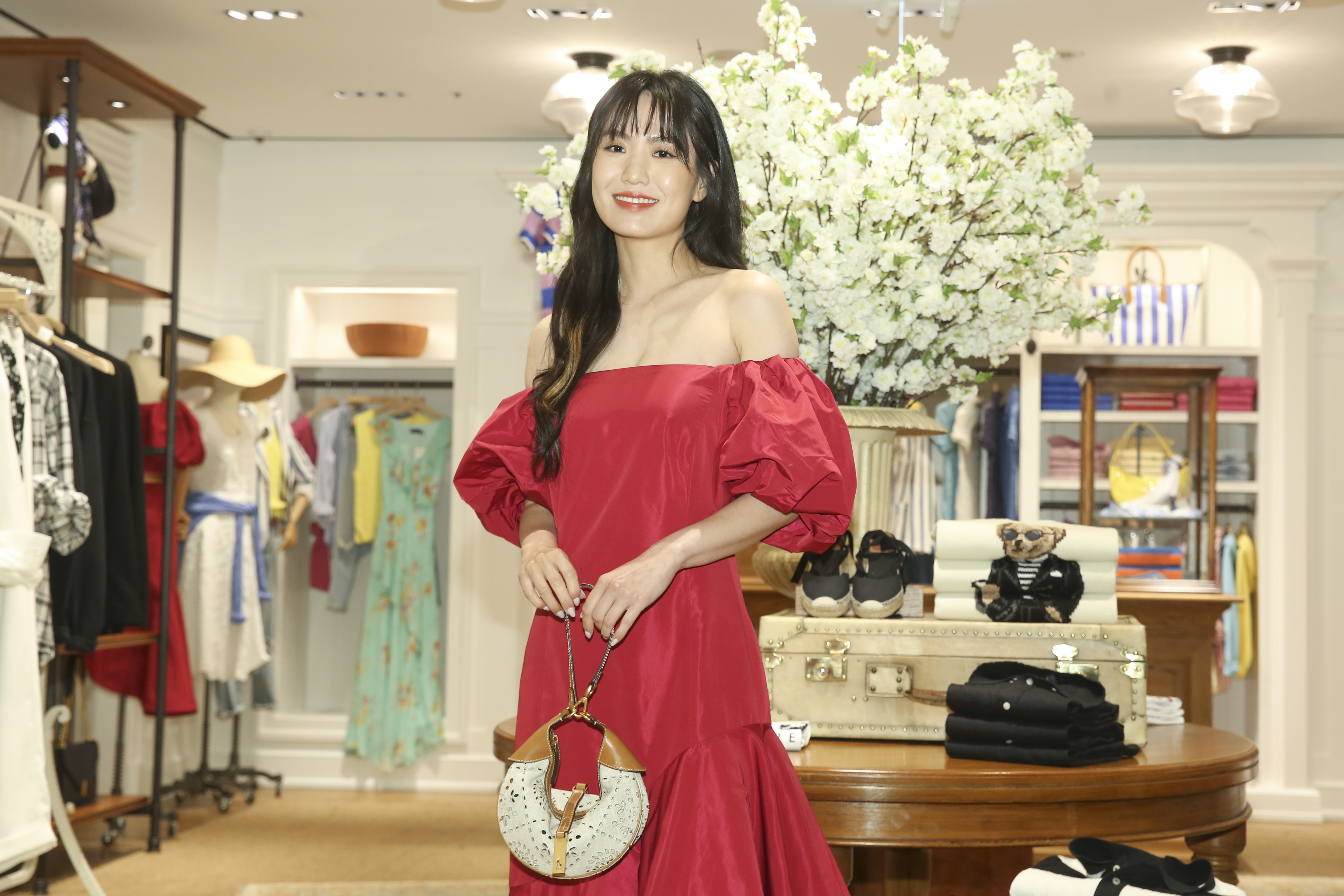 孫盛希原本擔心自己無法駕馭一整身的莓果色，沒想到穿上之後很有修身效果。