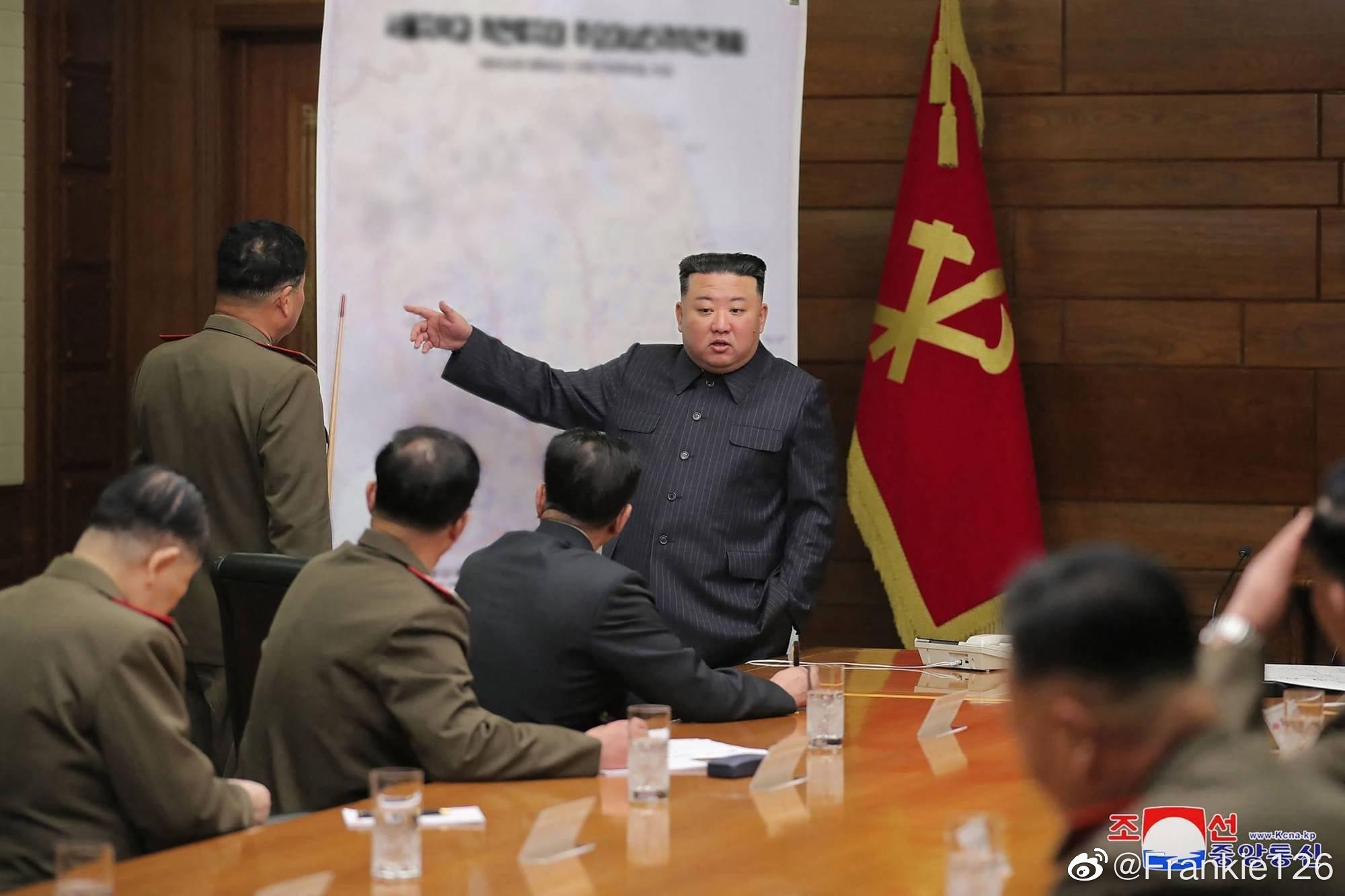 北韓近期動作頻頻，《朝中社》日前曝光發布作戰地圖照。（翻攝自微博＠Frankie126）