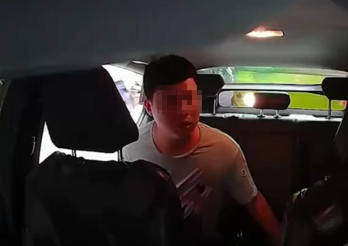 醉男態度囂張,除了搶奪手機還動手毆打司機,而司機嚇到哭喊「你快下去,我不收你錢」。(翻攝自網路)